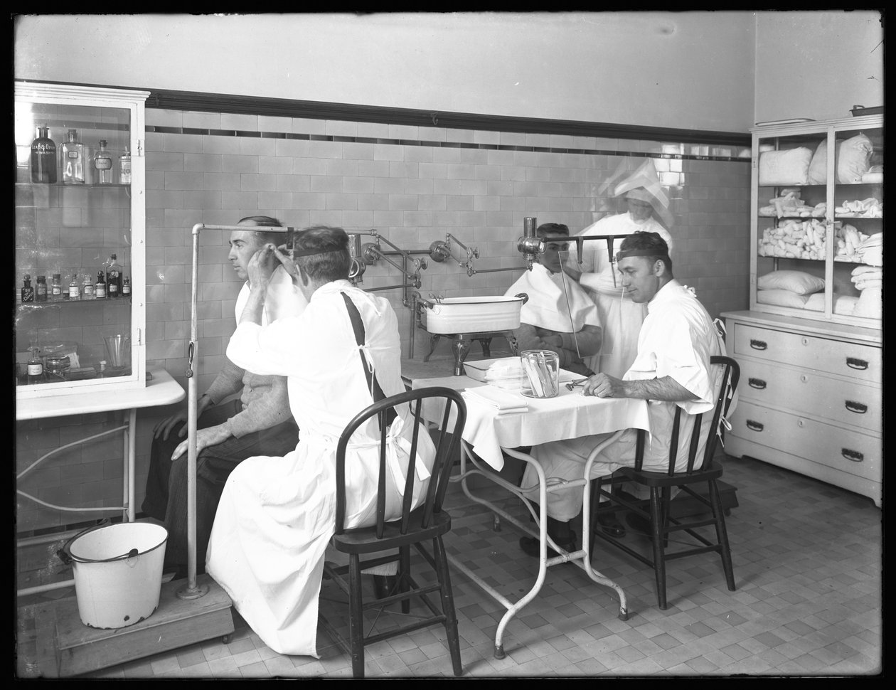 Dva pacienti vyšetřovaní v hlavní nemocniční vyšetřovně, nemocnice Seton, Spuyten Duyvil, Bronx, 30. října 1914. od William Davis Hassler