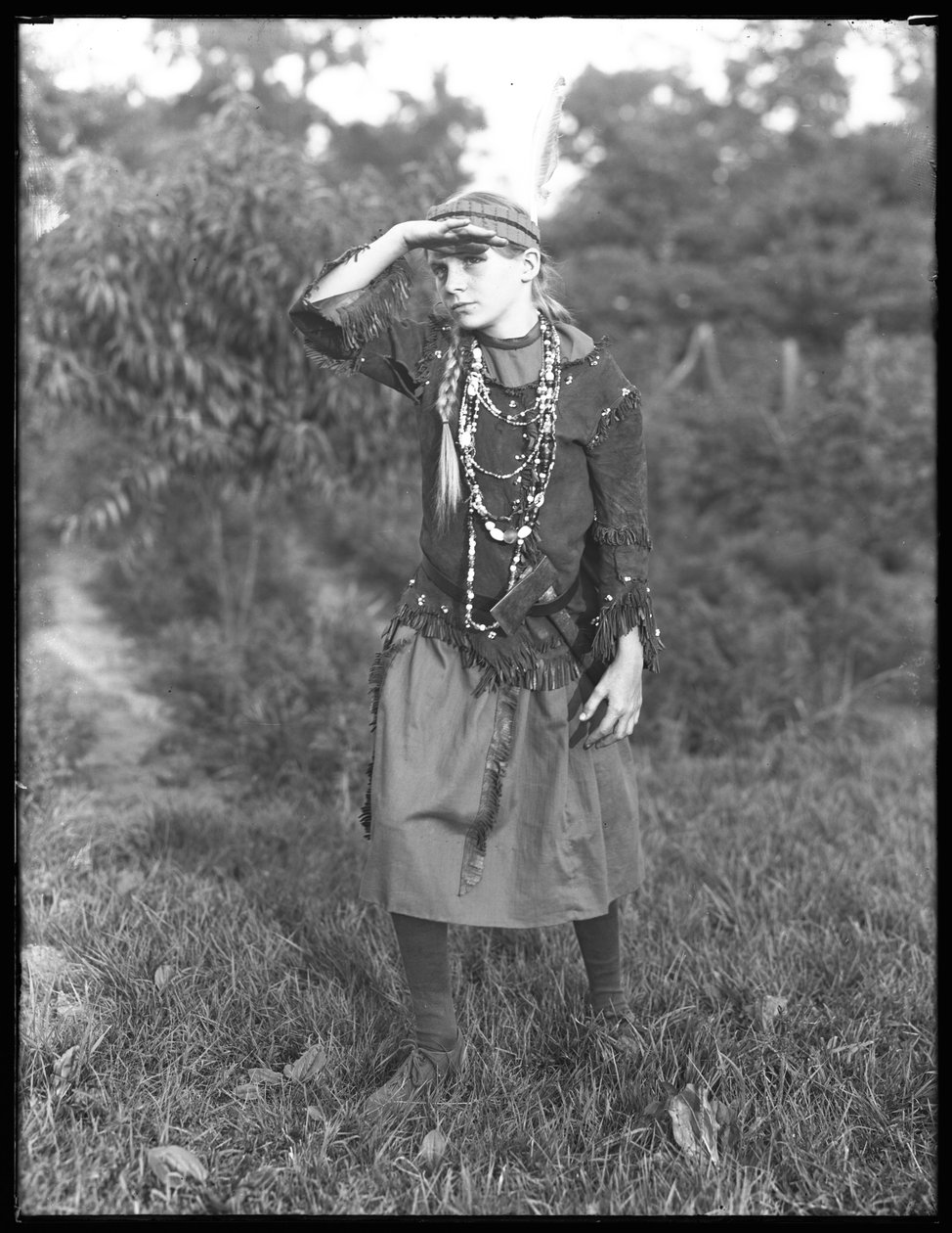 Neznámá dívka pózuje v lese v kostýmu, kolem roku 1915 od William Davis Hassler