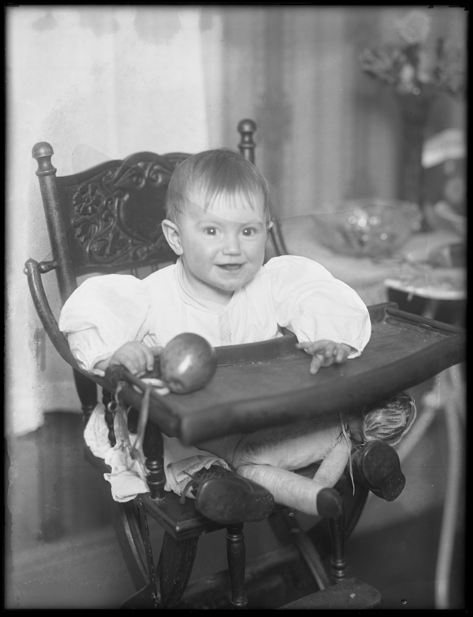 Neznámé dítě sedící na vysoké židli, 1915-16 od William Davis Hassler