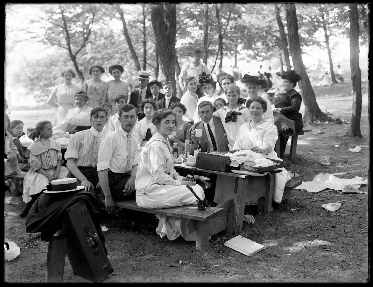 Neidentifikovaný neformální skupinový portrét na pikniku, kolem roku 1910 od William Davis Hassler