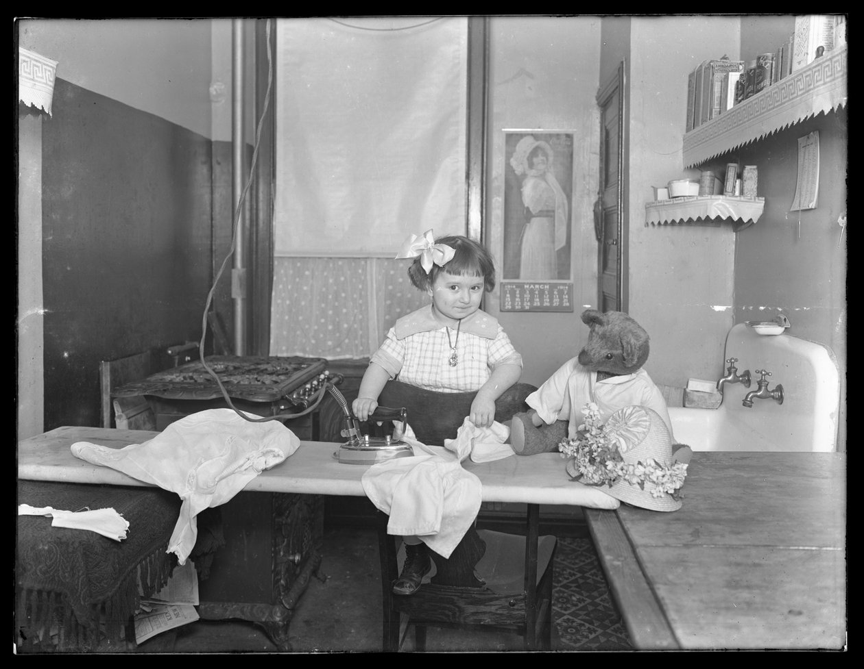 Neznámá holčička předvádějící použití elektrické žehličky, c.1913-14 od William Davis Hassler