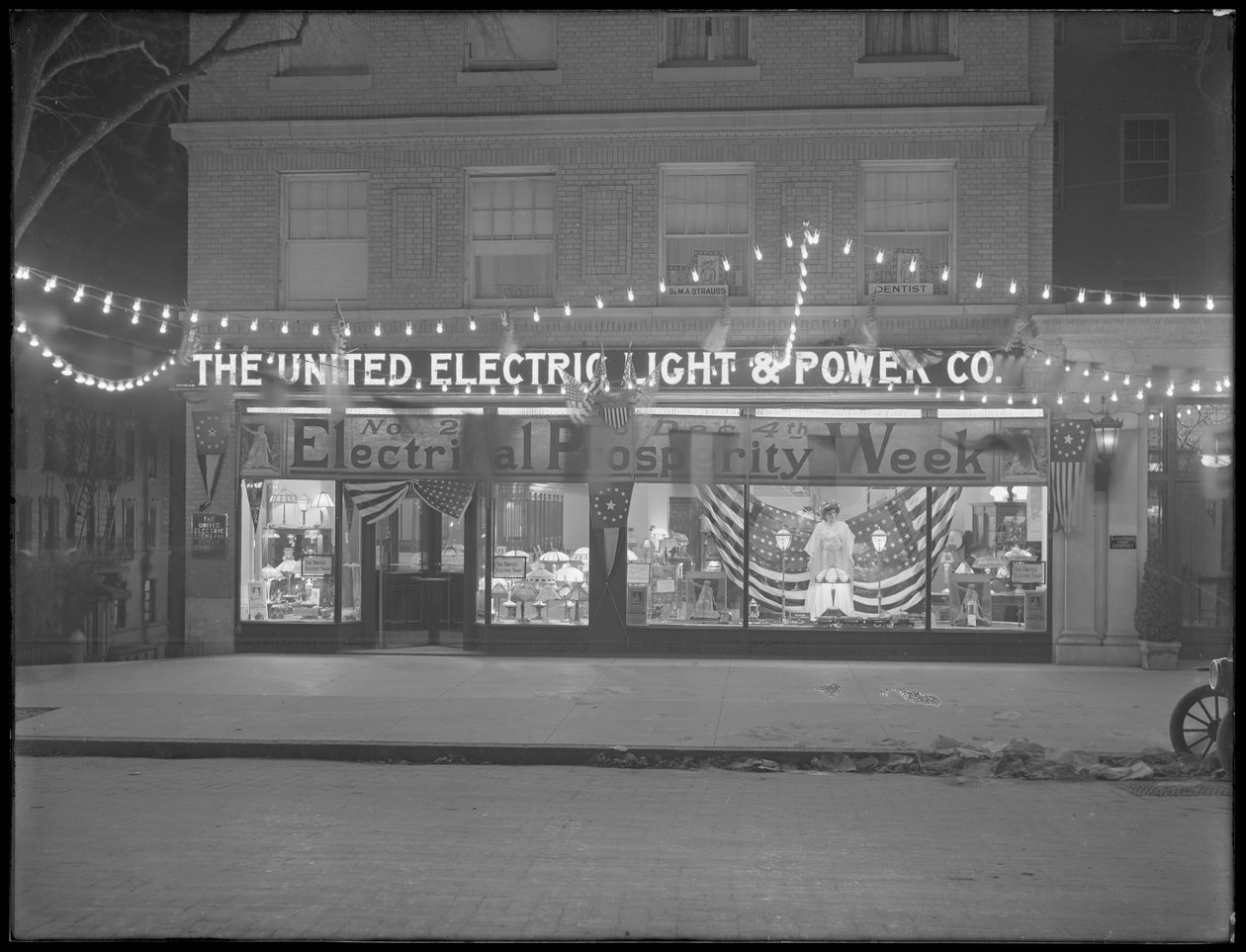 Výloha United Electric Light und Power Company vyzdobená pro „Týden elektrické prosperity“, 29. listopadu až 4. prosince 1915, New York City od William Davis Hassler