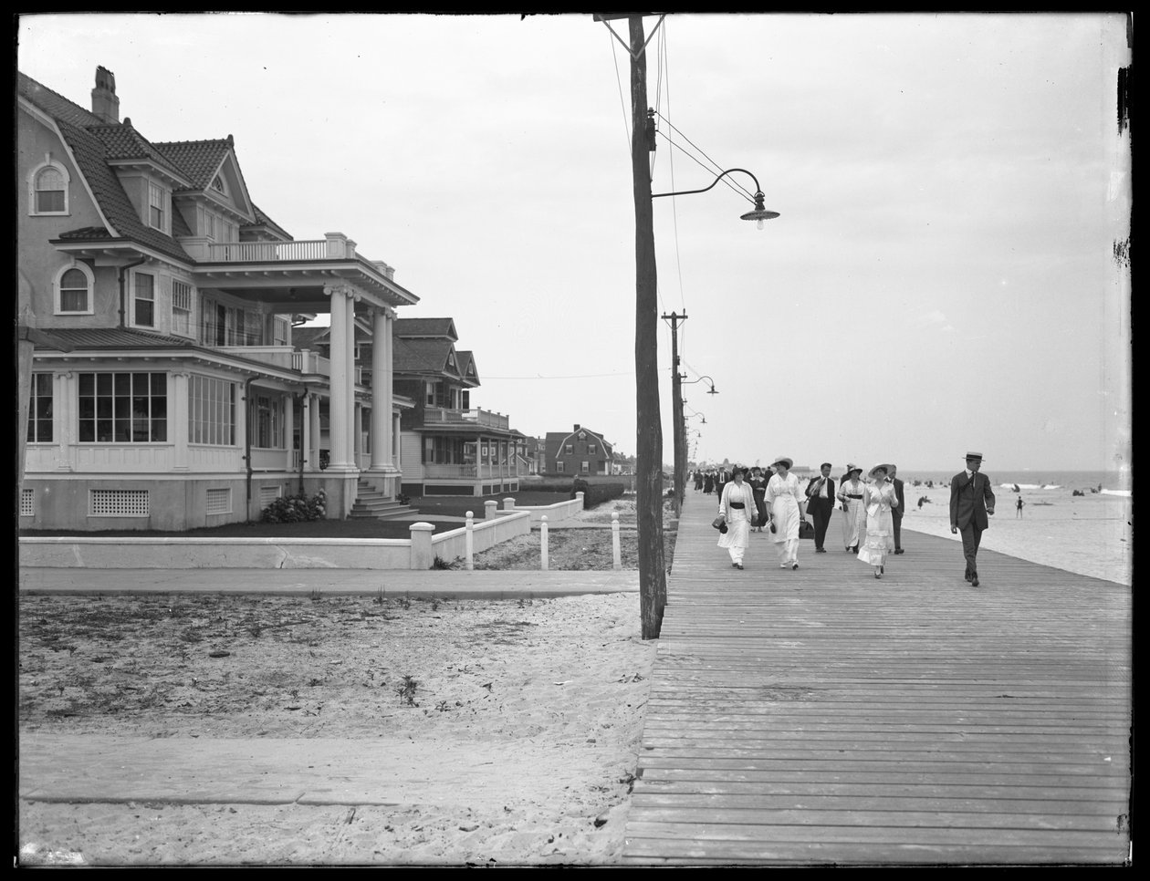Pohled podél promenády z Beach 125th Street, Belle Harbor, Queens, 11. července 1915 od William Davis Hassler