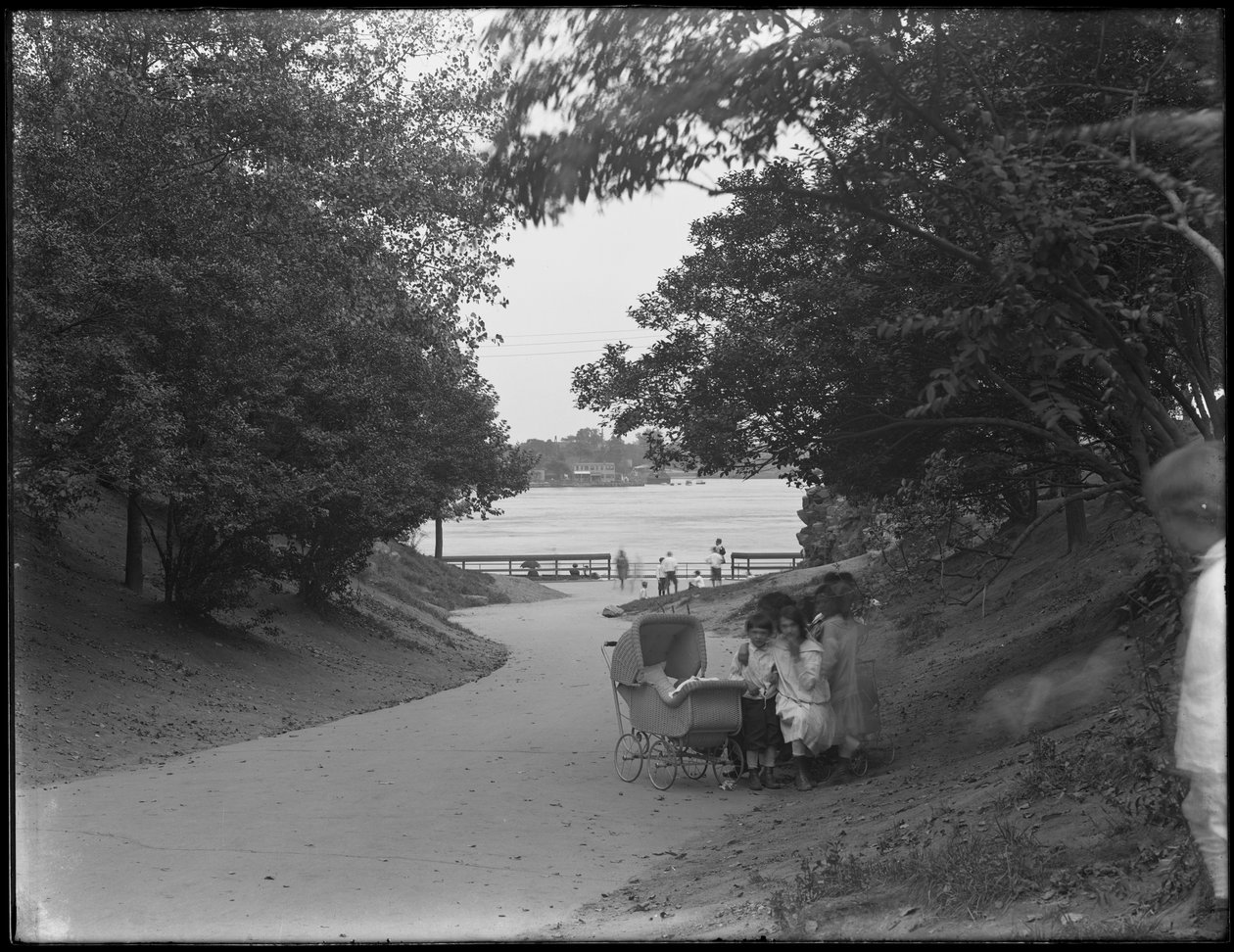 Pohled na pruh vedoucí k vodě, pruh 86th Street Park k East River, New York City, 31. července 1914 od William Davis Hassler