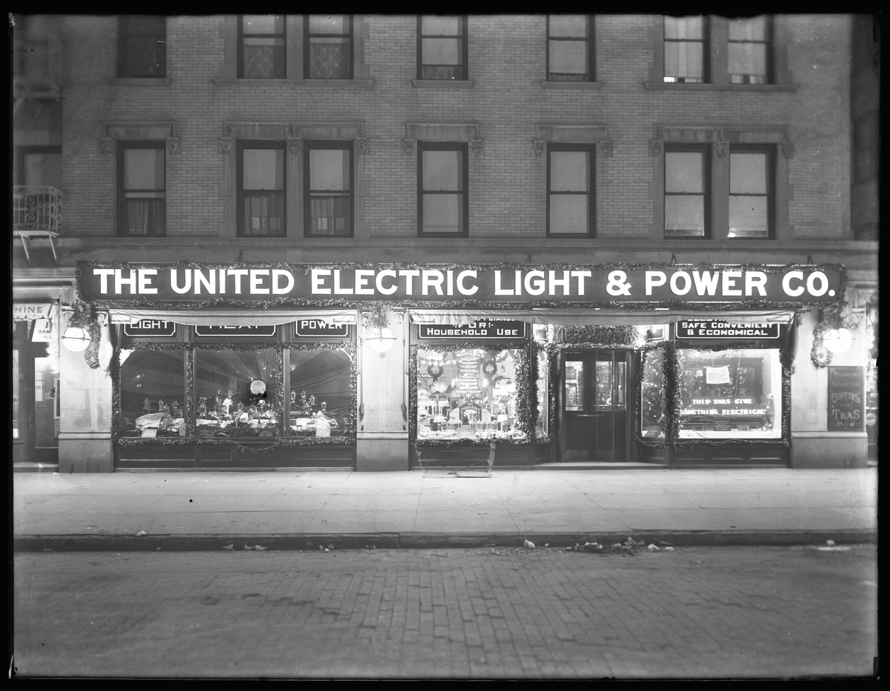 Široký pohled na výkladní skříň United Electric Light und Power Company na W. 138th Street a Hamilton Place, New York City, 17. prosince 1914 od William Davis Hassler