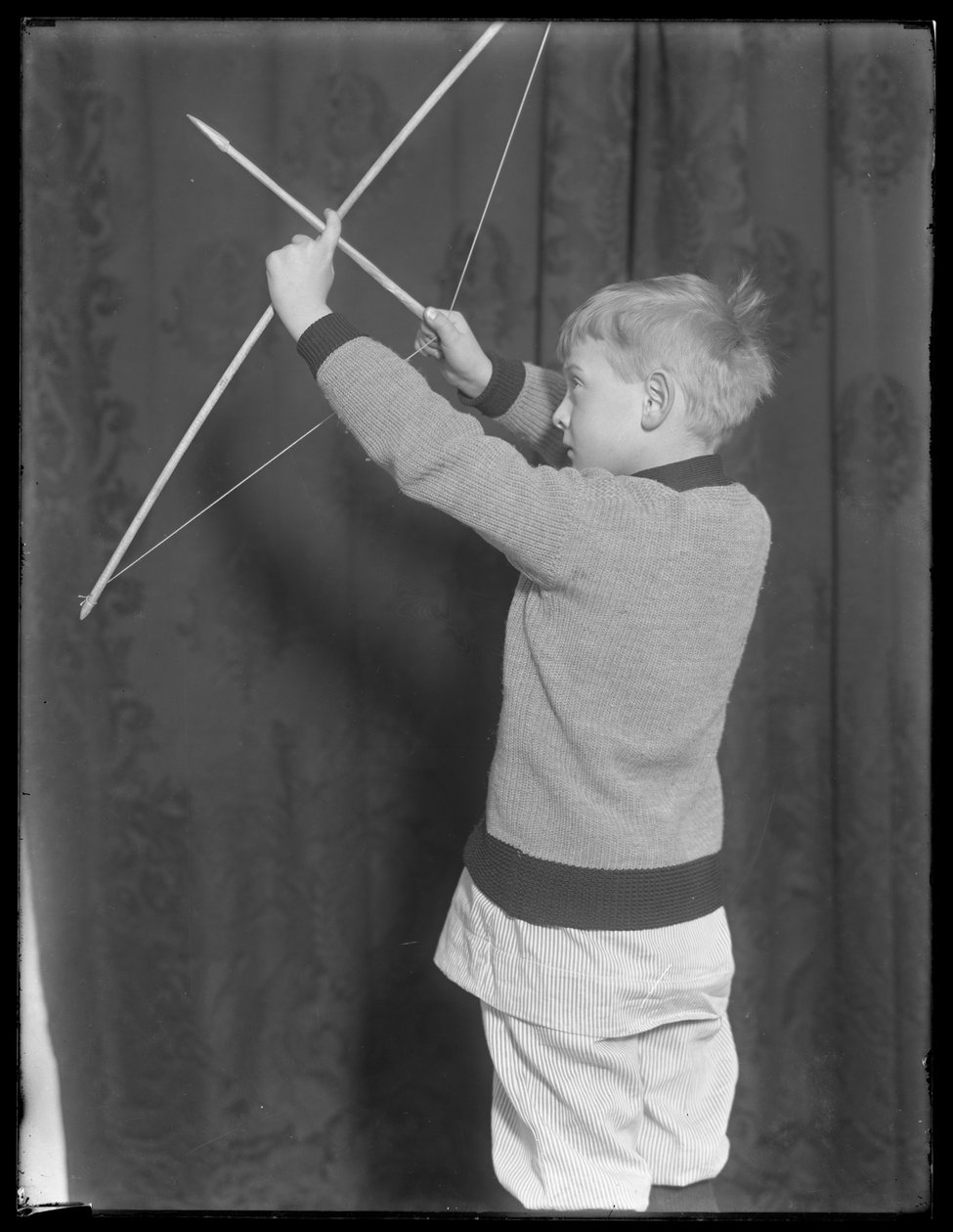 William Gray Hassler pózuje s lukem a šípy, kolem roku 1912 od William Davis Hassler