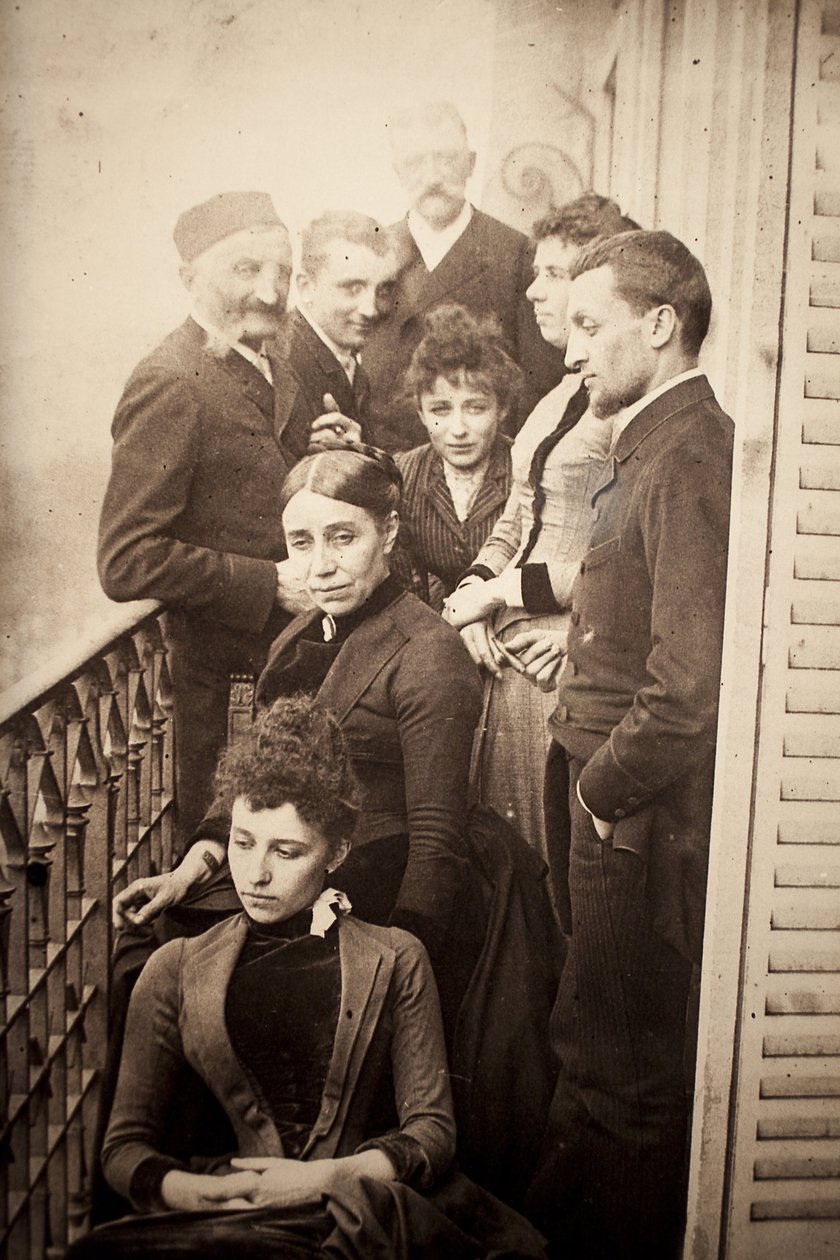 Rodina Claudel, Jessie Lipscomb, Ferdinand de Massary a jeho otec na balkoně bytu 31 boulevard de Port Royal. (V popředí: Louise (nar. 1866), za ní Madame Claudel (nar. Louise Athanaise Brains v roce 1840) a Camille (1864- od William Elborne