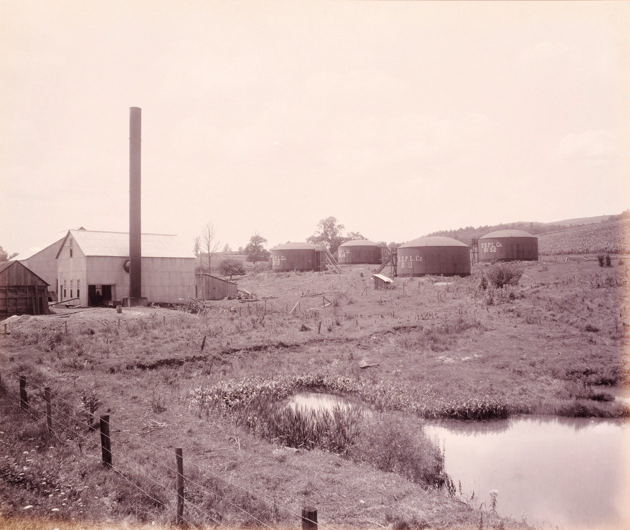 Čerpací stanice ropy u Athén pro železnici Lehigh Valley Railroad od William H. Rau