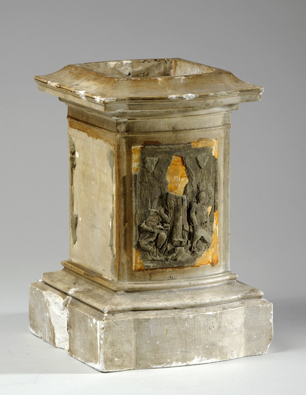 Maketa pro monumentální sokl (omítka a plastelína) od William Hamo Thornycroft