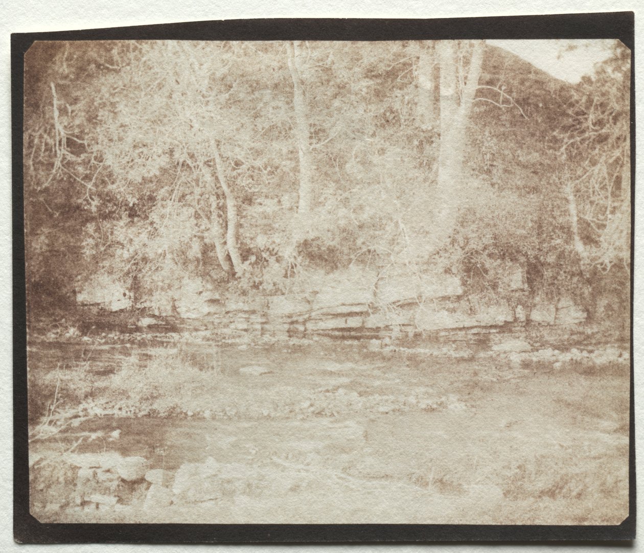 Horská říčka, která teče na úpatí hradu Doune od William Henry Fox Talbot
