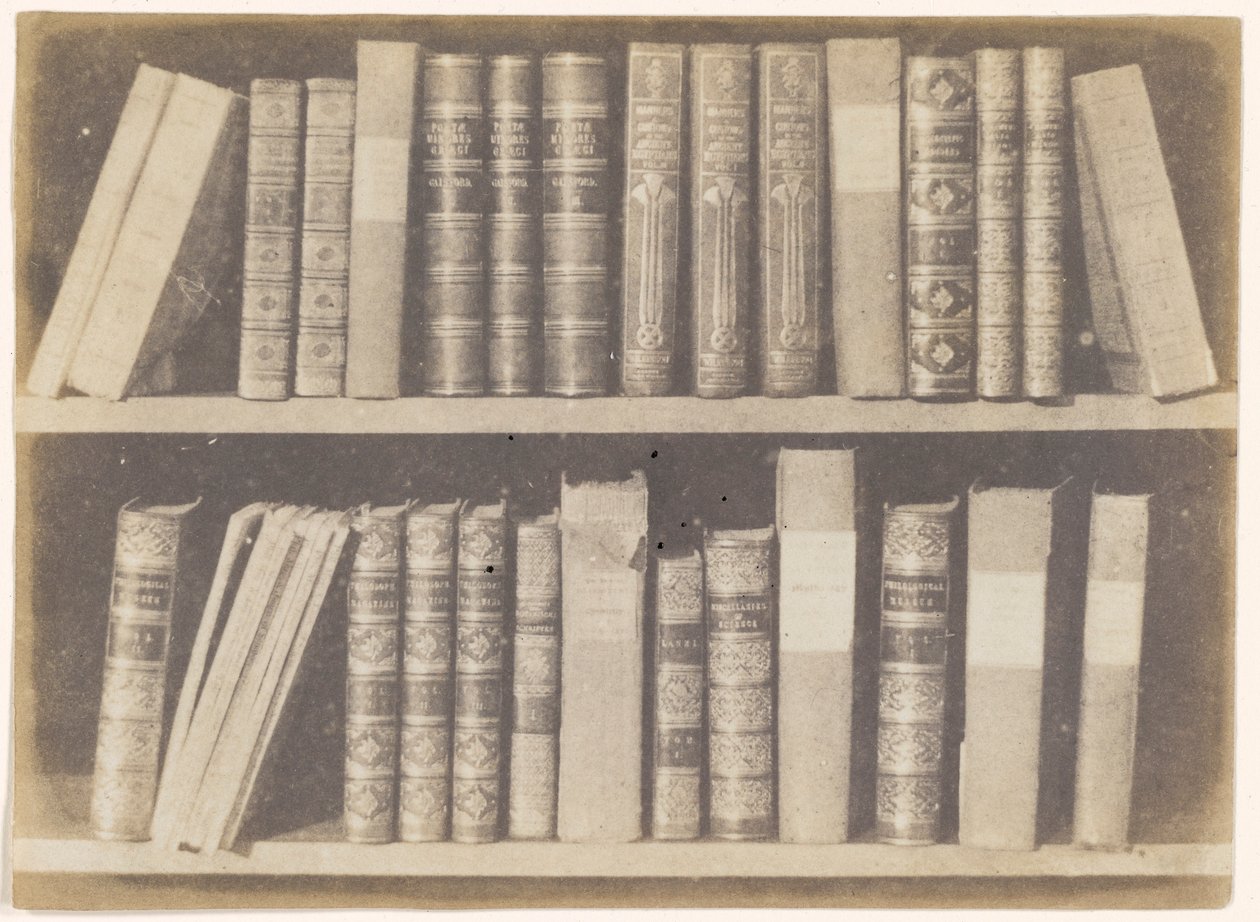 Scéna v knihovně, deska VIII z Tužky přírody od William Henry Fox Talbot