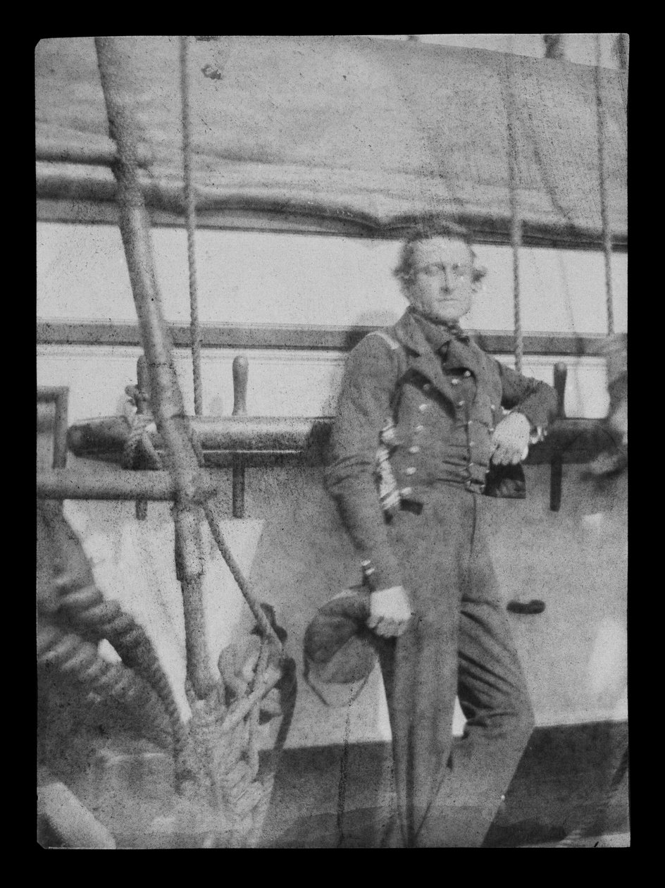Neznámý námořní důstojník() stojící u zábradlí na levoboku třípalubové lodi HMS "Superb" (1842) s 80 děly. Inverzní digitální soubor pro vytvoření čb pozitivu. od William Henry Fox Talbot