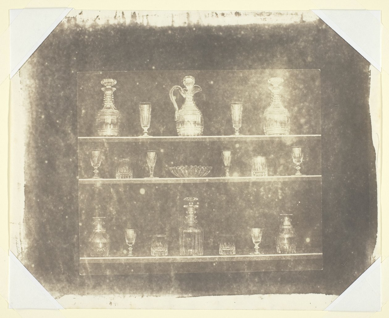 Skleněné výrobky na třech policích od William Henry Fox Talbot