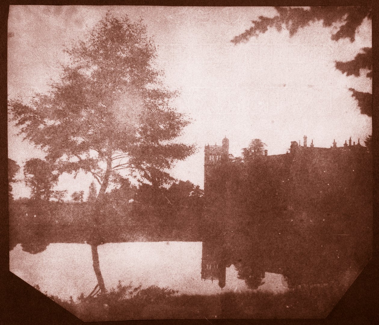 Lacock Abbey v odrazu, cca 1840 (tisk ze slaného papíru z kalotypového negativu) od William Henry Fox Talbot