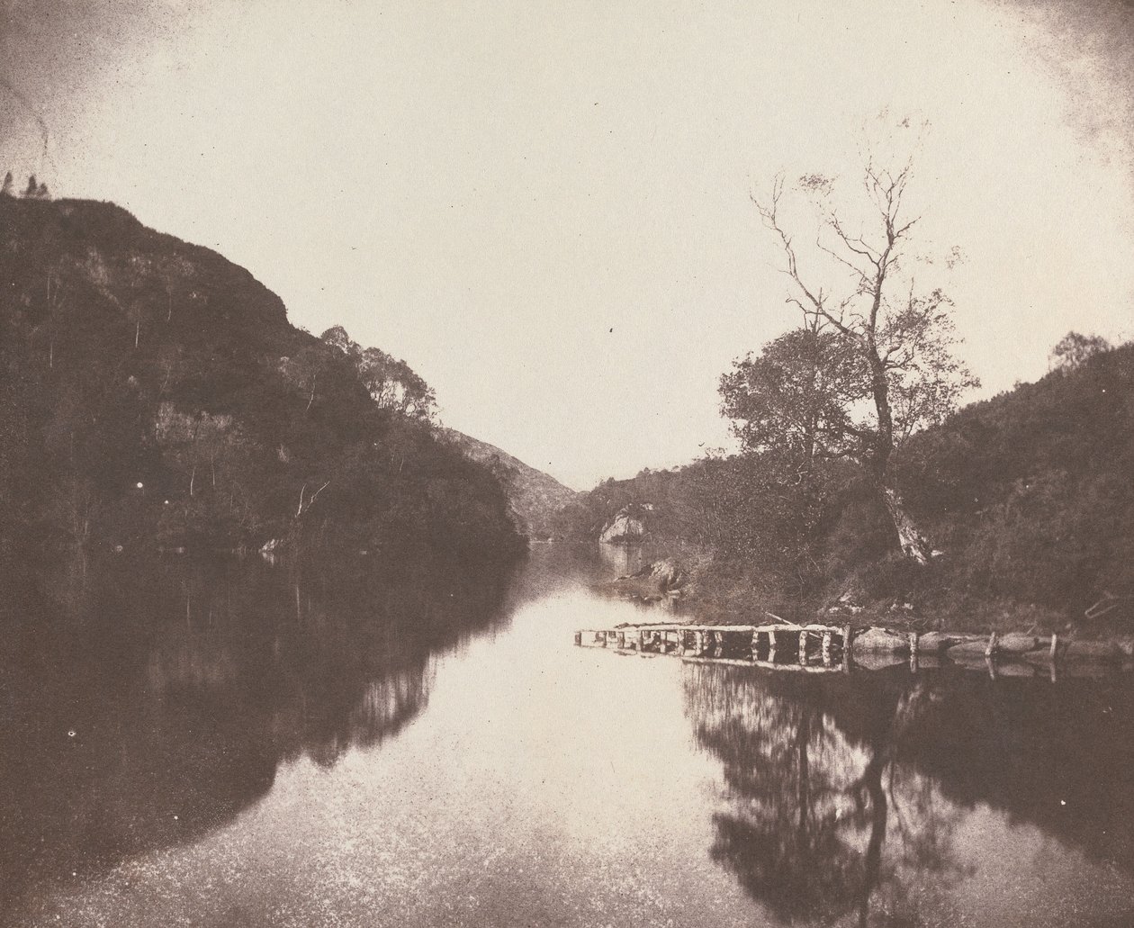 Molo u jezera Loch Katrine, scéna z „Paní jezera“ od William Henry Fox Talbot