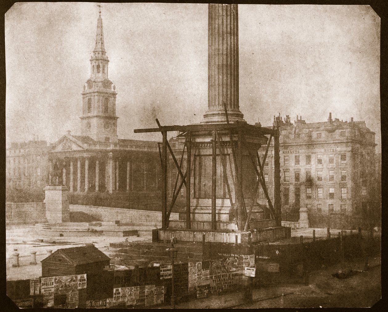 Nelsonův sloup ve výstavbě, kolem roku 1841 (tisk ze slaného papíru z kalotypového negativu) od William Henry Fox Talbot