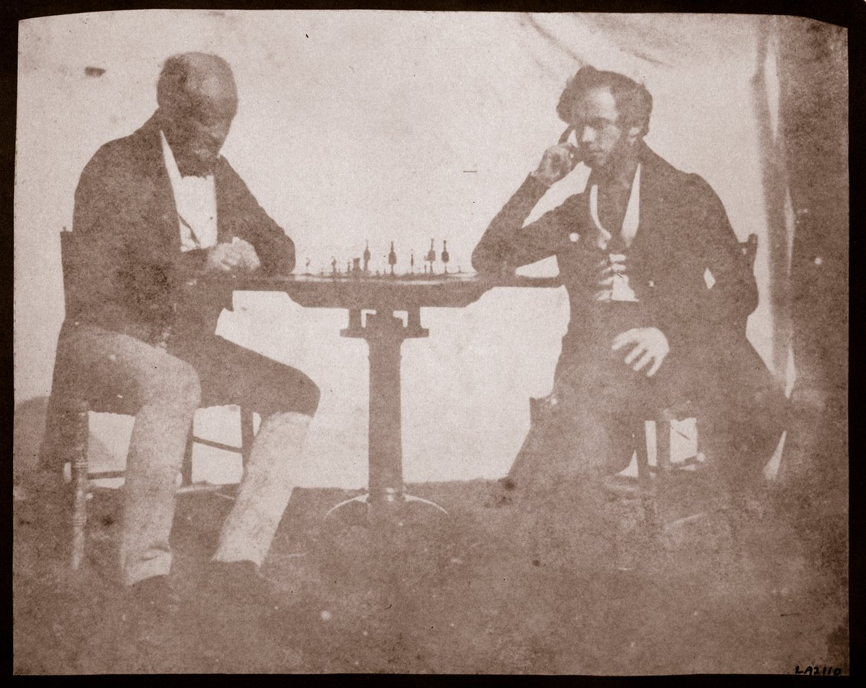 Nicolaas Henneman uvažuje o svém pohybu v šachové hře, září 1841 (tisk ze slaného papíru z kalotypového negativu) od William Henry Fox Talbot