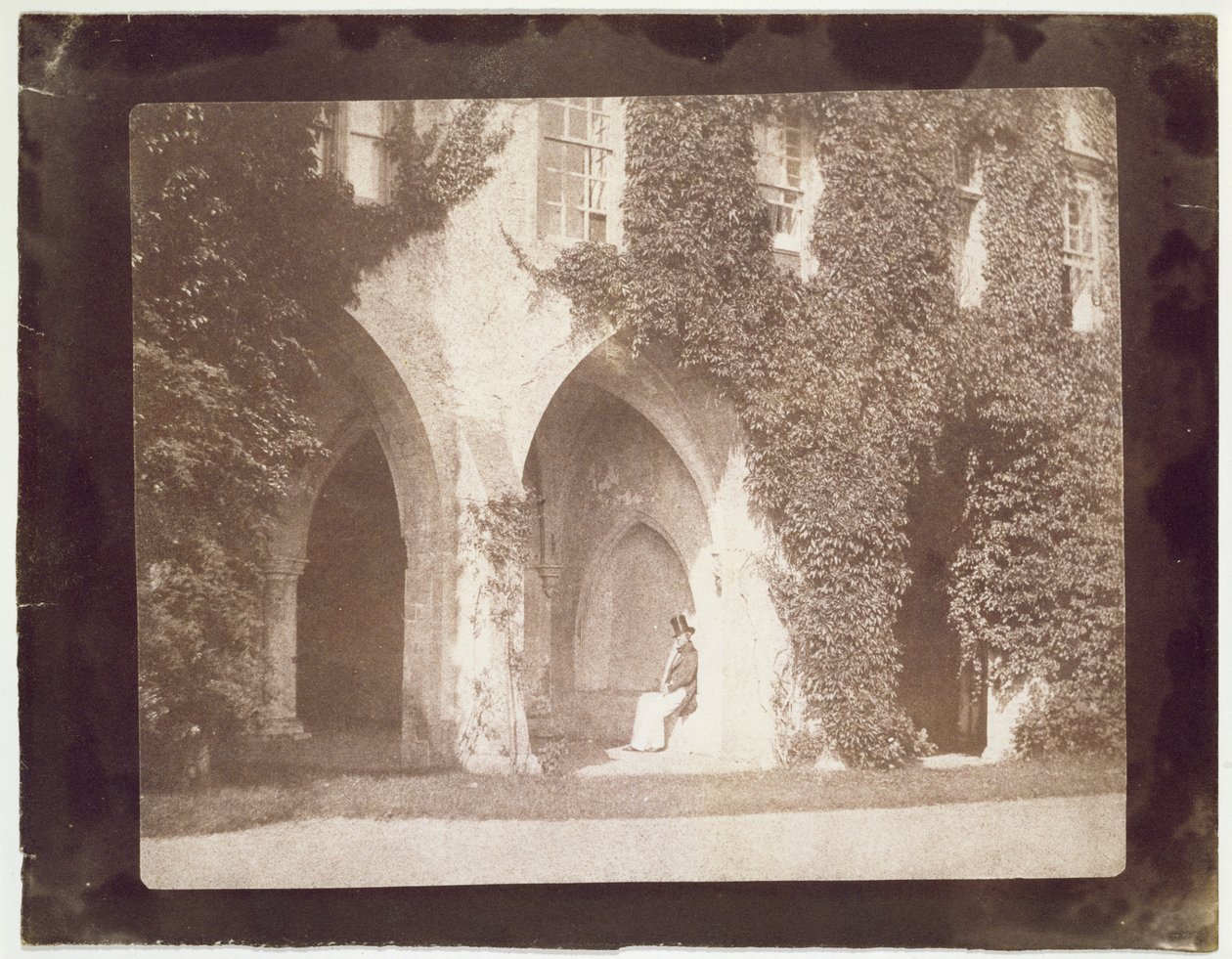Reverend Calvert Jones sedící v Cloisters, Laycock Abbey, kolem roku 1847 (tisk ze slaného papíru z kalotypového negativu) od William Henry Fox Talbot