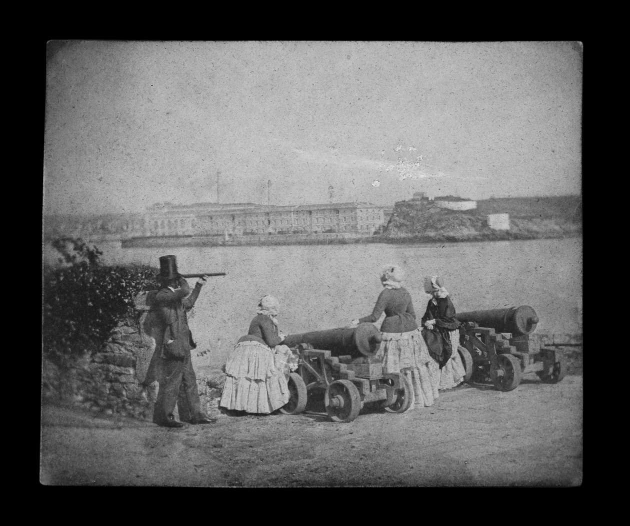 Royal William Victualling Yard, Plymouth, z hory Edgecombe. Inverzní digitální soubor pro vytvoření černobílého pozitivu. od William Henry Fox Talbot