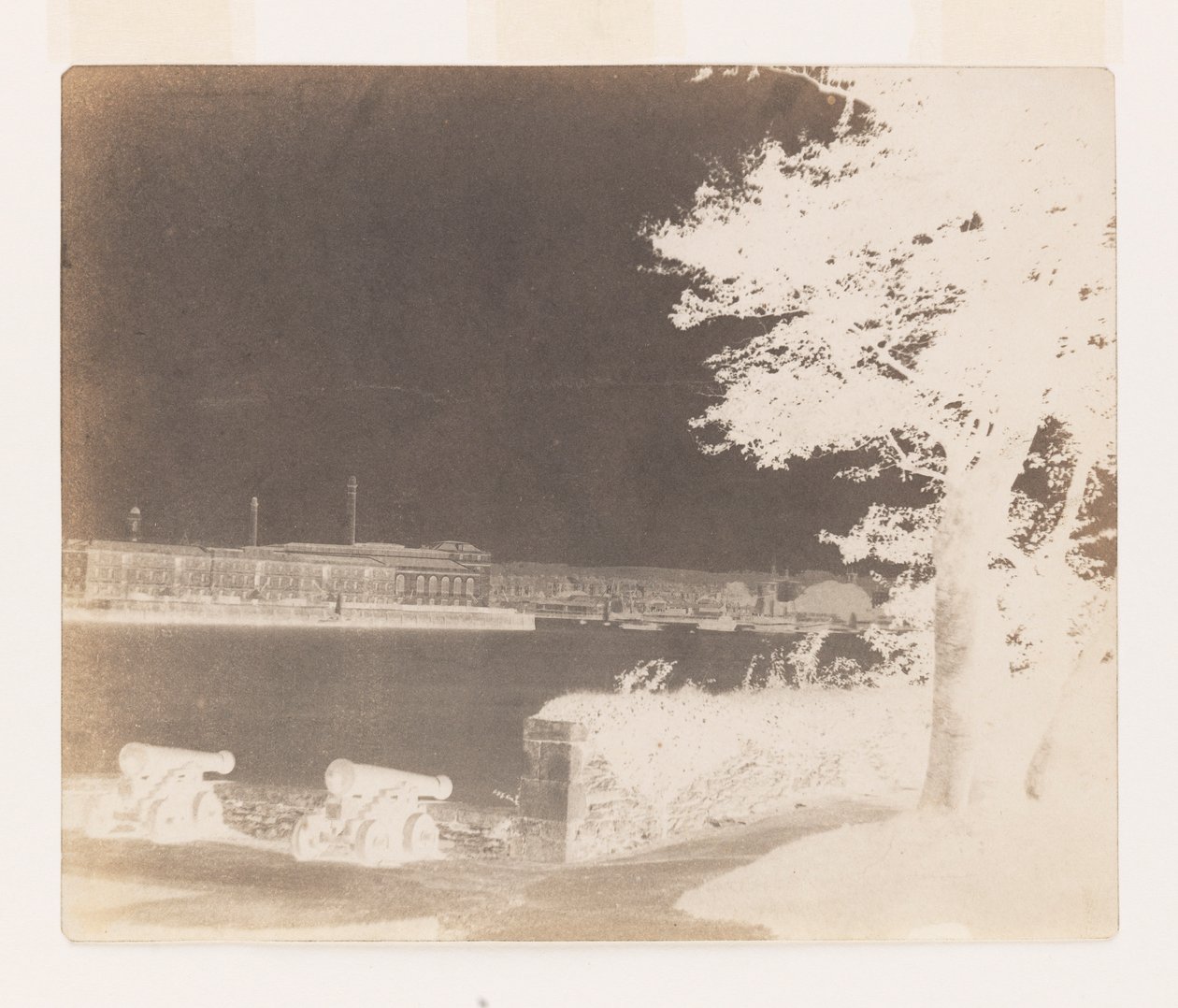 Royal William Victualling Yard, Plymouth, z hory Edgecumbe od William Henry Fox Talbot