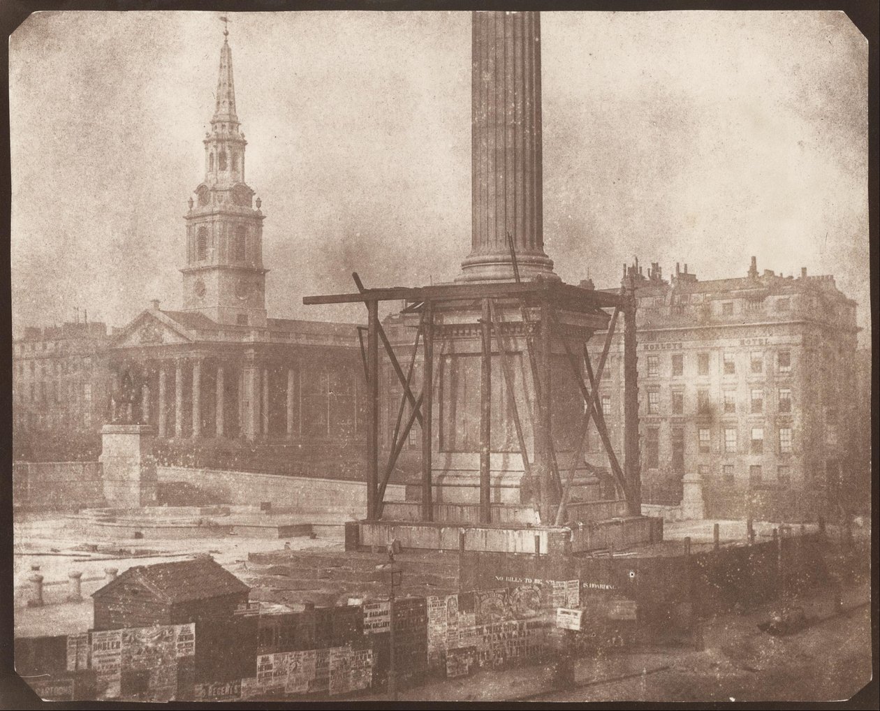 Nelsonův sloup na Trafalgar Square ve výstavbě od William Henry Fox Talbot
