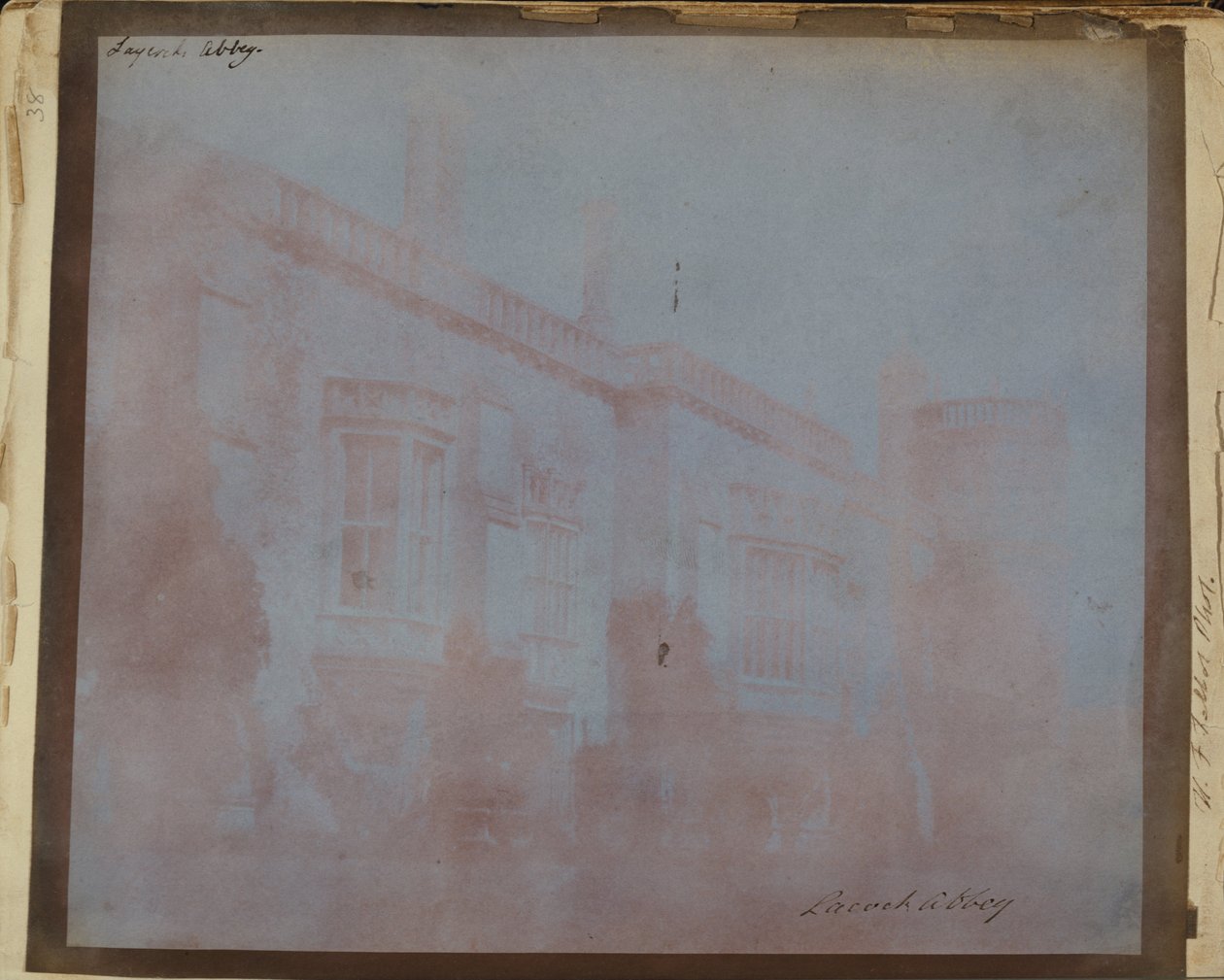 Jižní fronta opatství Lacock se Sharingtonovou věží od William Henry Fox Talbot