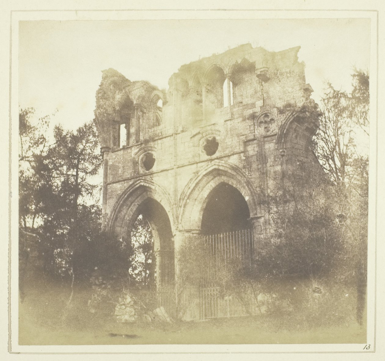 Hrobka sira W. Scotta v Dryburgh Abbey od William Henry Fox Talbot