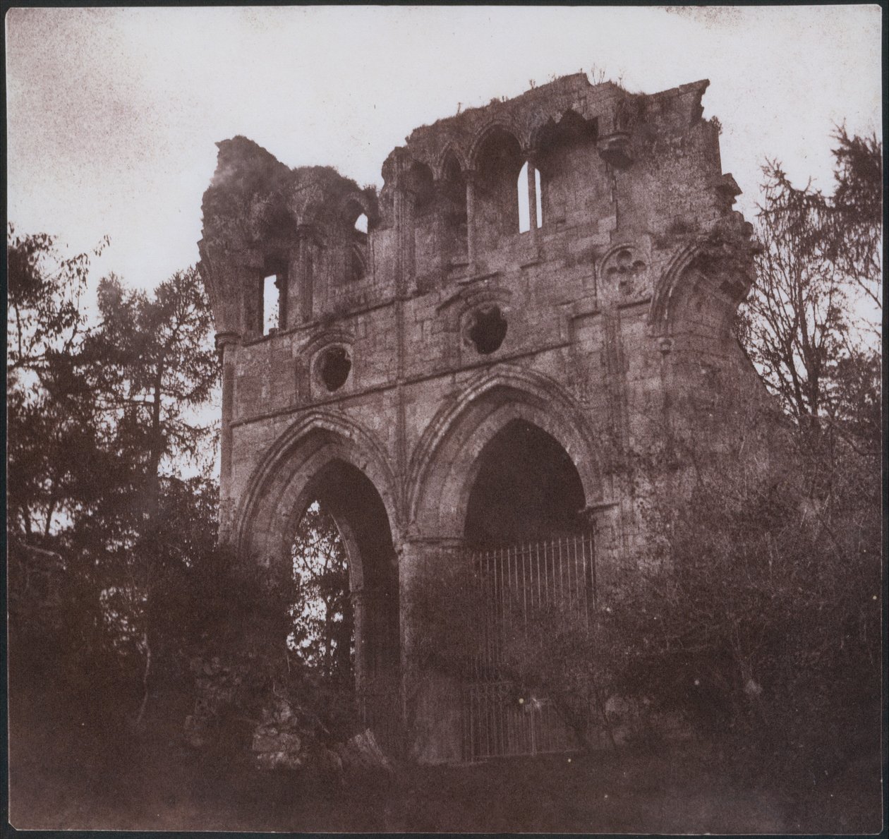 Hrob sira Waltera Scotta v opatství Dryburgh od William Henry Fox Talbot