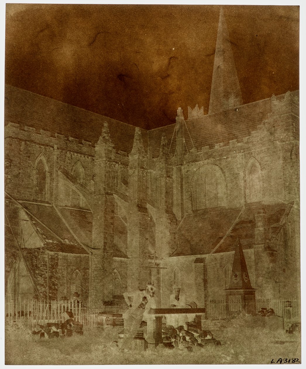 Dva muži pózují na hřbitově katedrály svatého Patrika v Dublinu (Paper Negative-Camera) od William Henry Fox Talbot