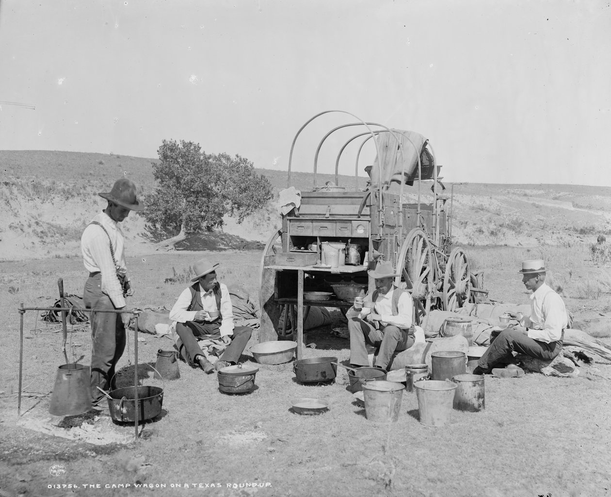 Táborový vůz na Texas roundup, cca 1900 (černobílá fotografie) od William Henry Jackson