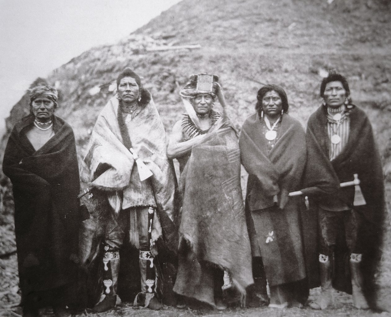 Lidé Pawnee před kmenovou pozemskou lóží, kolem roku 1869 (černobílá fotografie) od William Henry Jackson