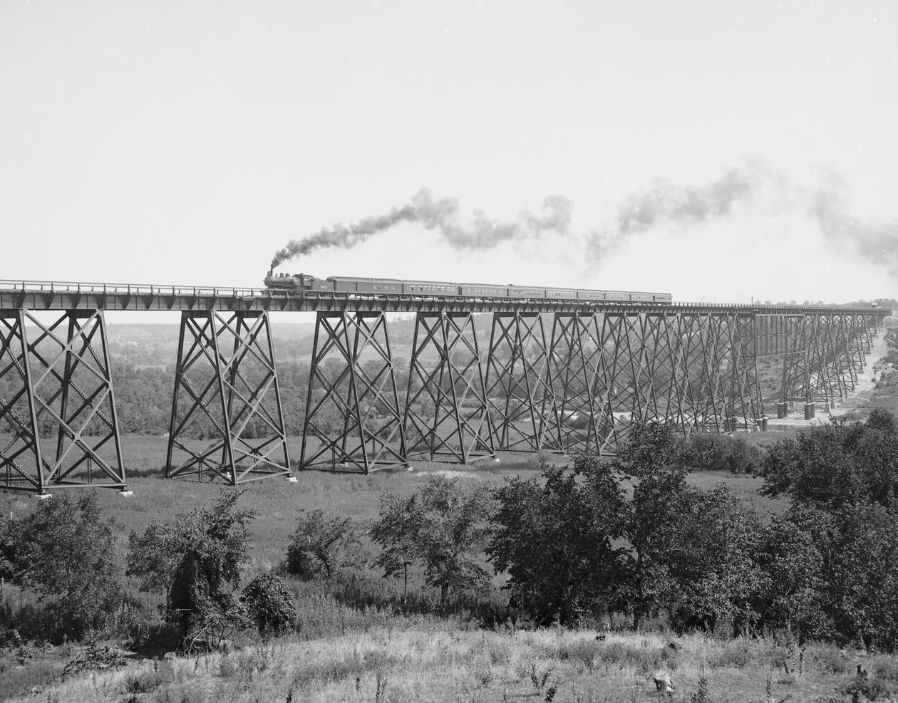 Železniční most přes řeku Des Moines, cca 1900 (černobílá fotografie) od William Henry Jackson