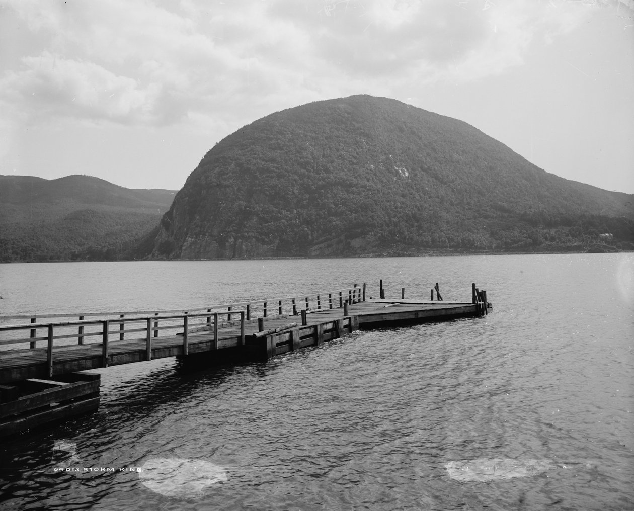 Storm King Mountain, New York, cca 1880-97 od William Henry Jackson