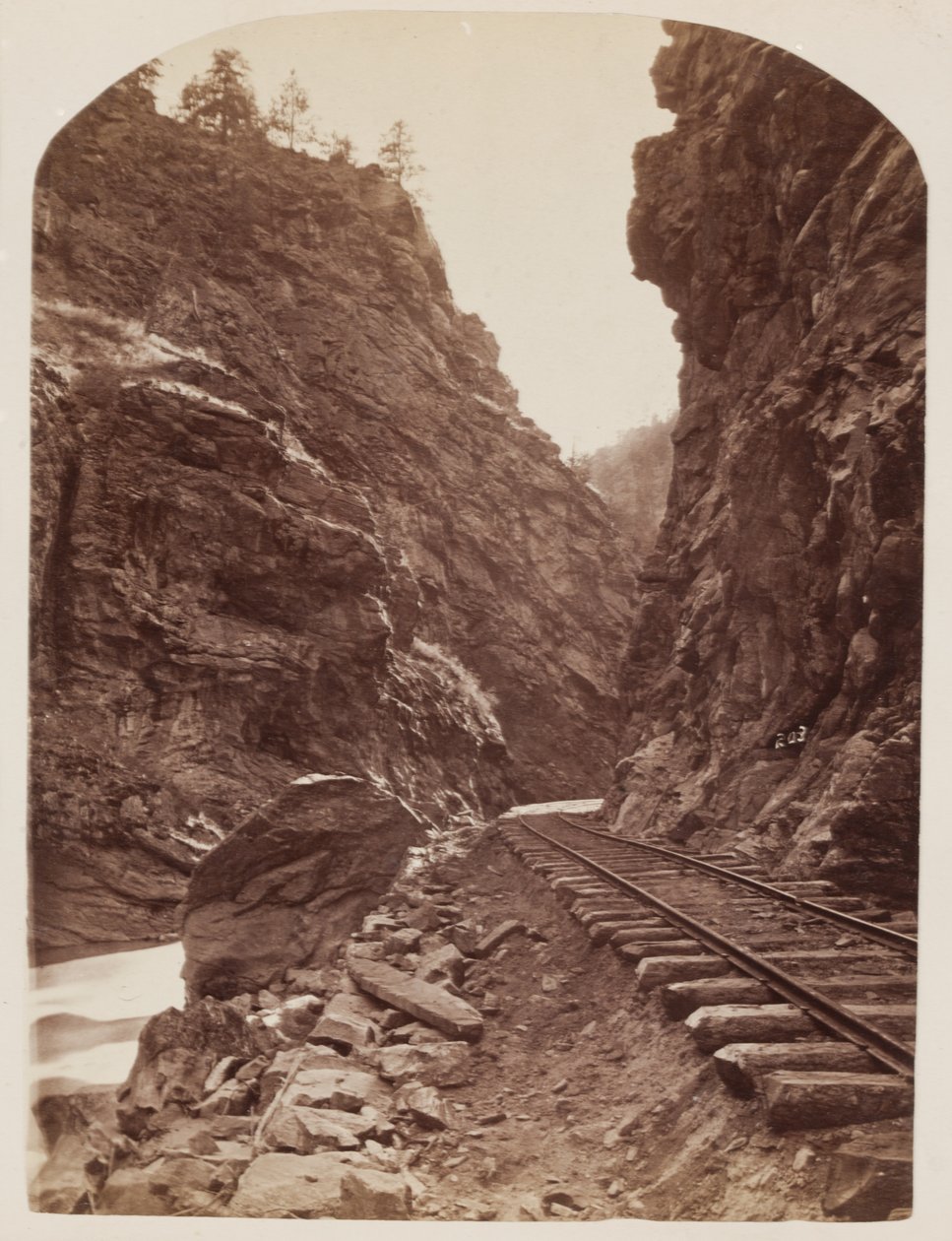 Pohled na železnici ve Skalistých horách, kolem roku 1865 (tisk alba z mokrého kolodiového negativu) od William Henry Jackson