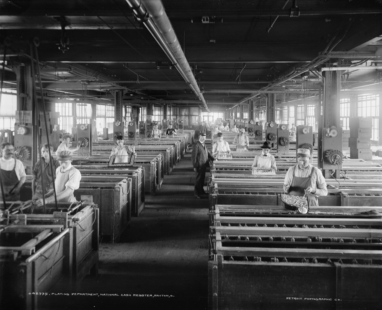 Pracovníci v oddělení pokovování, National Cash Register Company, Dayton, Ohio, USA, cca 1902 (č/b fotografie) od William Henry Jackson