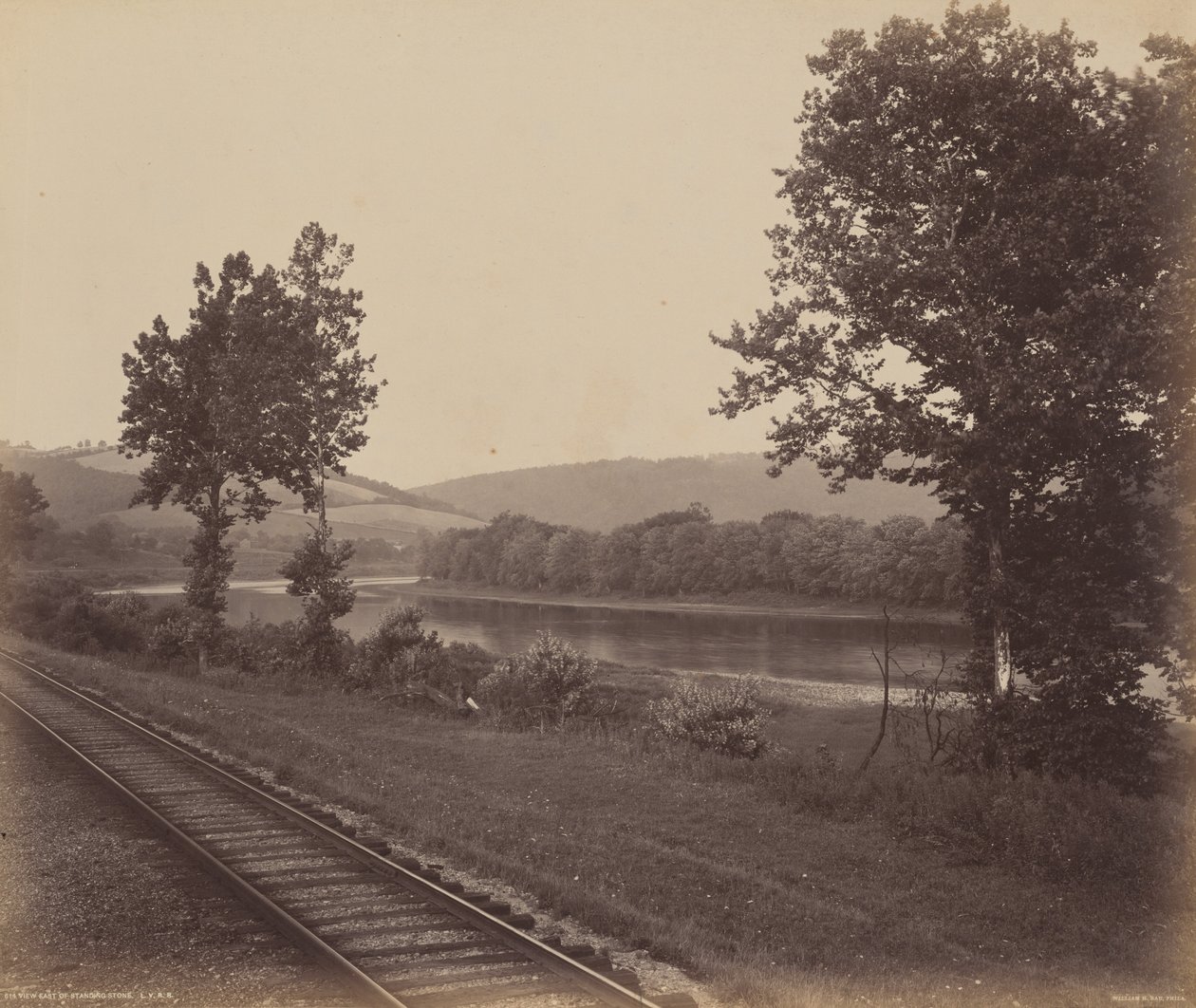 Východní pohled na Stojící kámen, asi 1895 (foto) od William Herman Rau