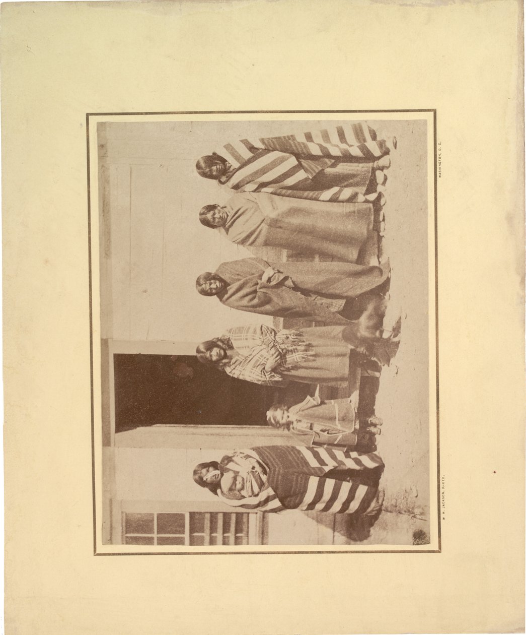 Skupina pěti indiánských žen s mladou dívkou a dítětem, 1871 (sépiová fotografie) od William Hicks Jackson
