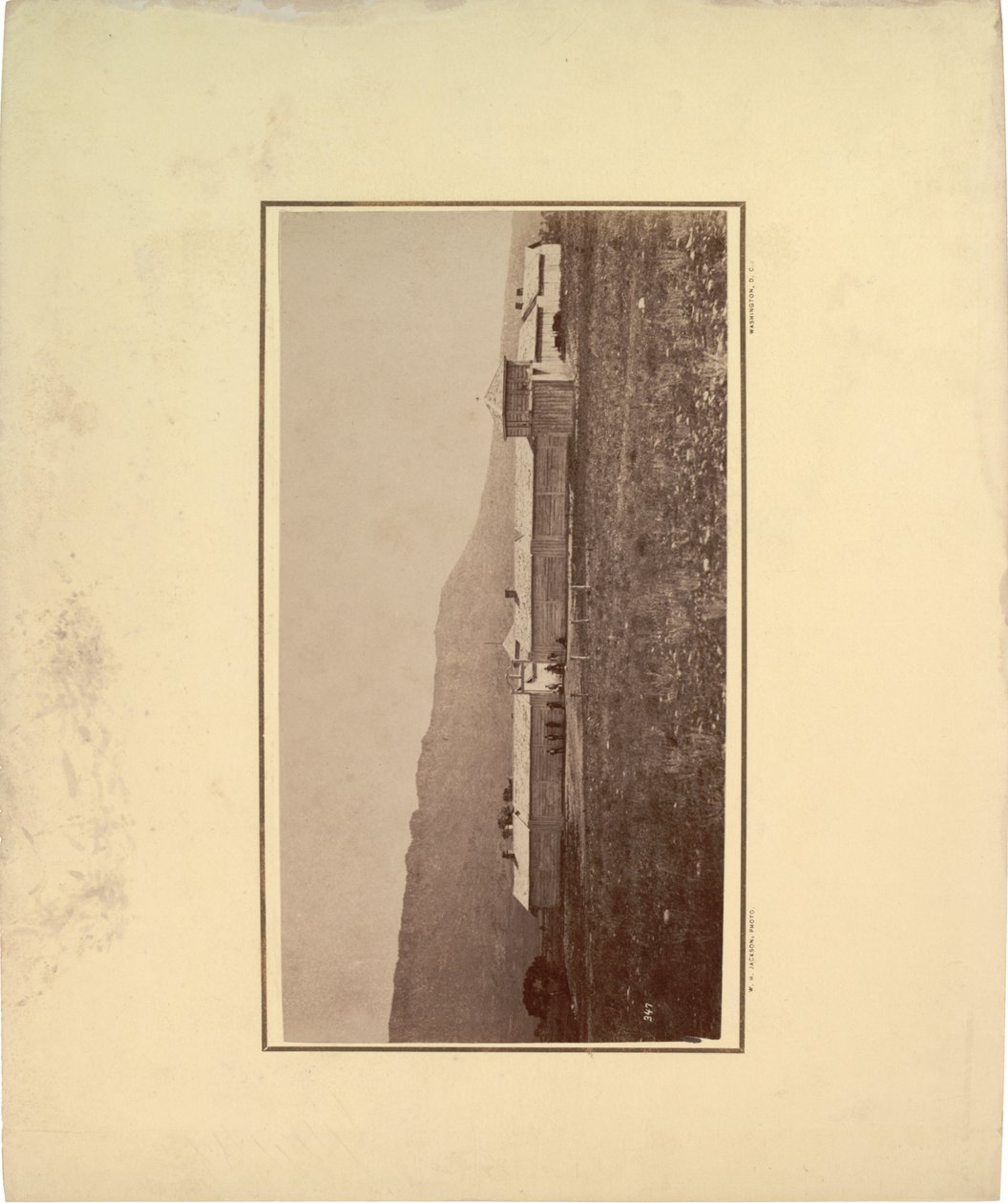 Pohled na palisádu s několika muži shromážděnými u vstupní brány, 1871 (sépiová fotografie) od William Hicks Jackson