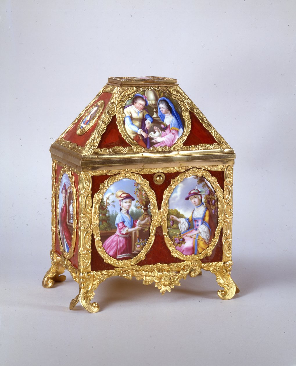 Rakev George III obsahující krajní hodinky na způsob Jamese Coxe, kolem roku 1770 (pozlacený kov, smalt a verre-eglomise) (viz také 741846) od William Hopkins Craft