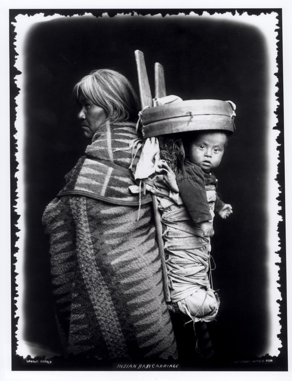Navajo žena nesoucí papoose na zádech, cca 1914 (černobílá fotografie) od William Carpenter