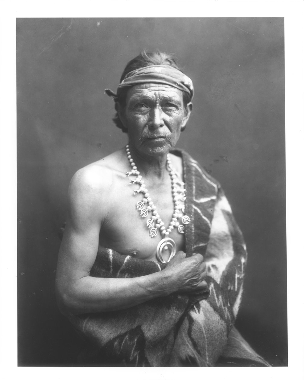 The Medicine Man, cca 1915 (černobílá fotografie) od William Carpenter