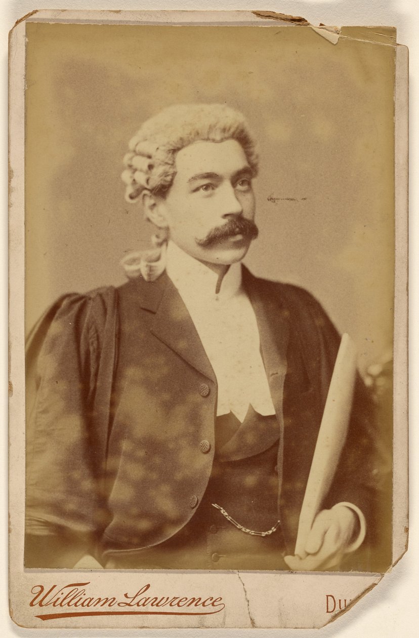 [Muž v bílé paruce, s tmavým knírem, držící papíry] od William Lawrence