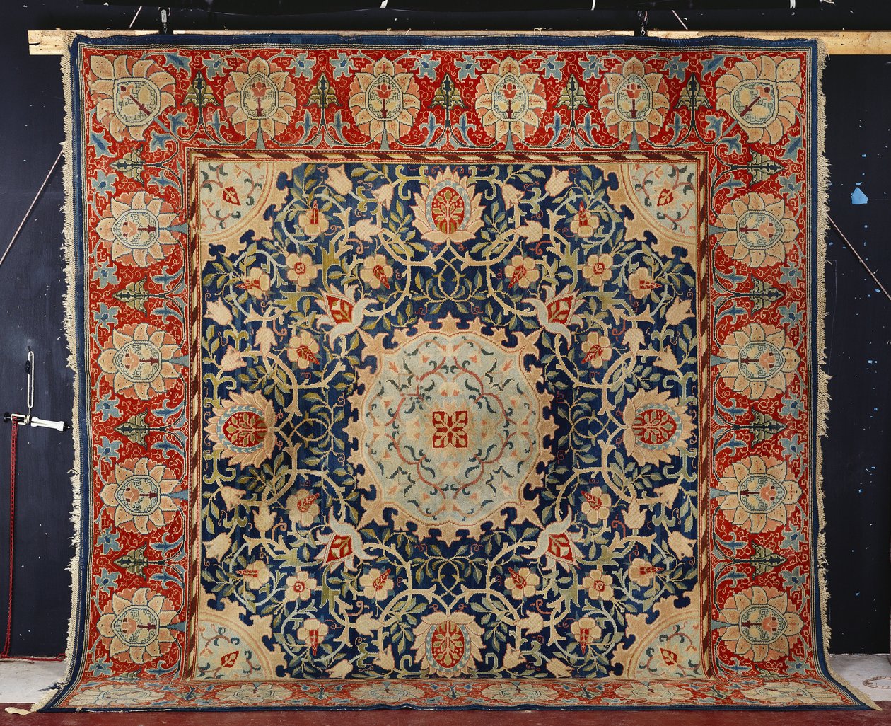 Vzácný ručně vázaný koberec "Swan-House" Hammersmith, Morris & Co., kolem roku 1890 od William Morris