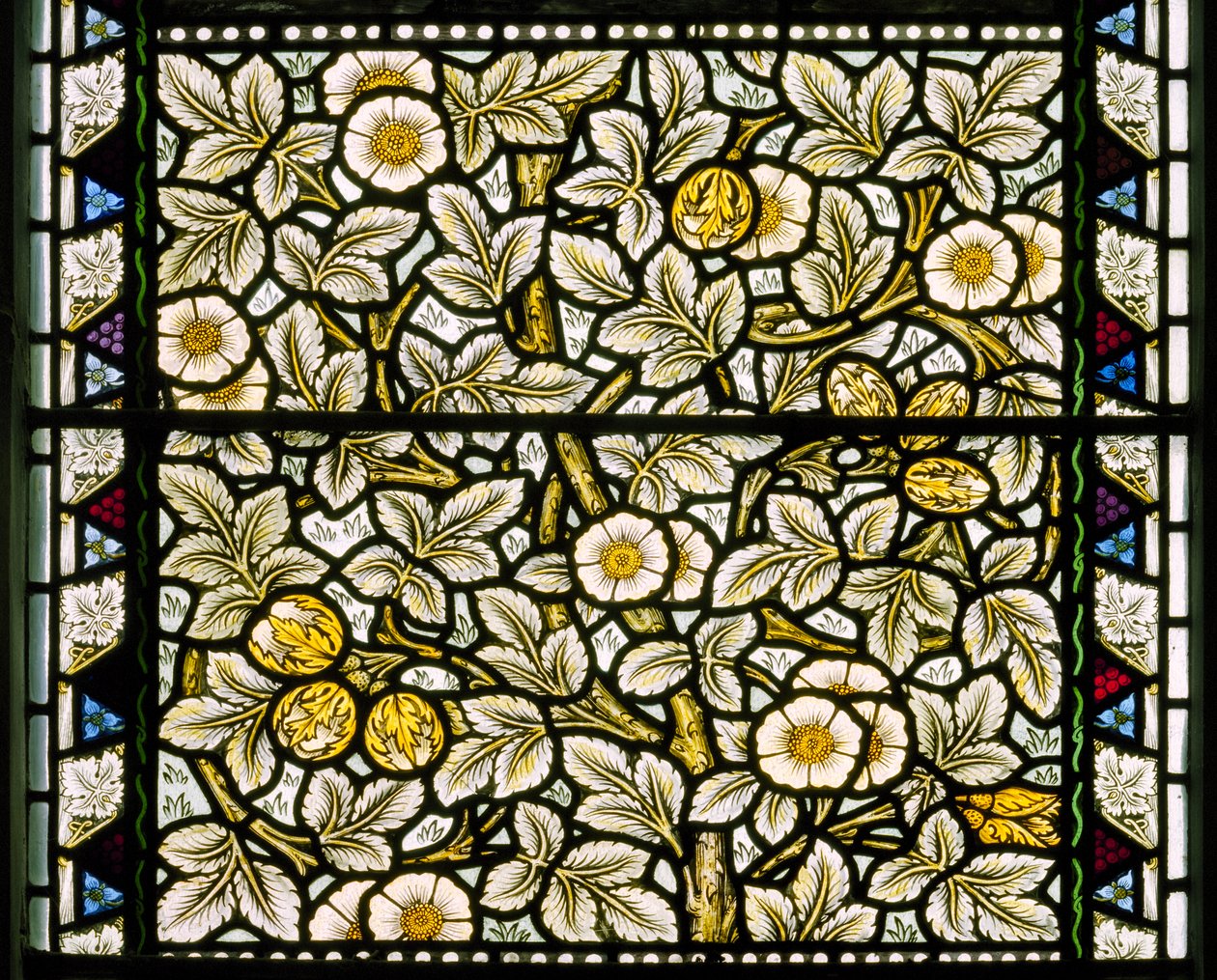 Kirkcaldy Old Kirk, Morris & Co., William Morris, Wild Roses & Hazelnuts, 1886 od William Morris
