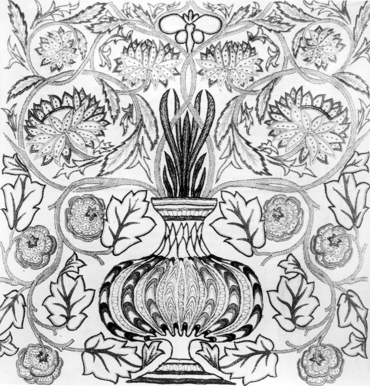 "Květináč", vyšívaný panel navržený Williamem Morrisem (1834-96) a provedený May Morris (čb tisk) od William Morris