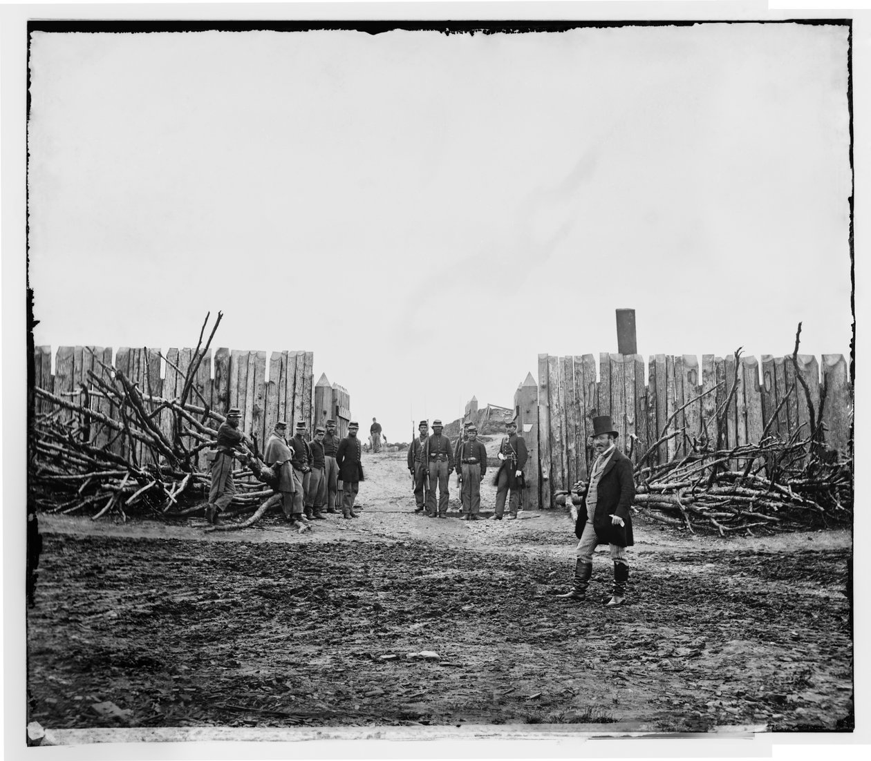 Zadní vchod do Fort Corcoran na vrcholu Arlington Heights, Virginie, zima kolem roku 1862 od William Morris Smith
