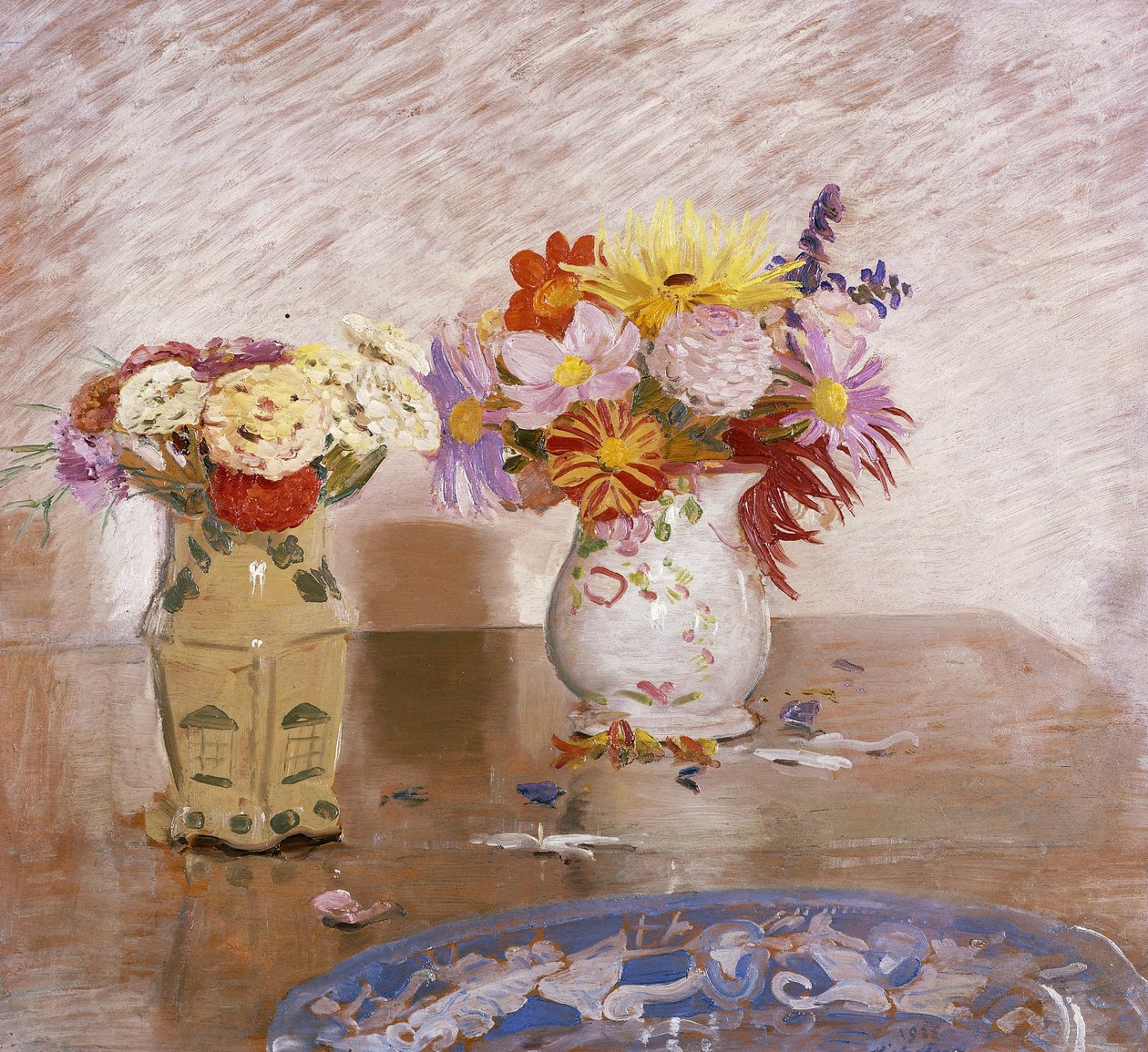 Dvě vázy s květinami a modrý talíř od William Nicholson