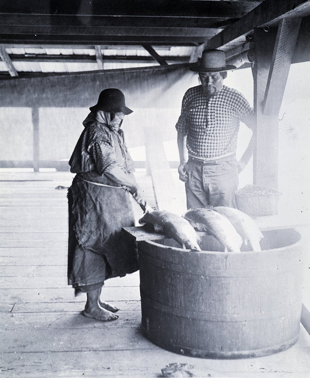 Indian Salmon Cleaner, poblíž New Westminster, Britská Kolumbie (provincie Kanada) od William Notman