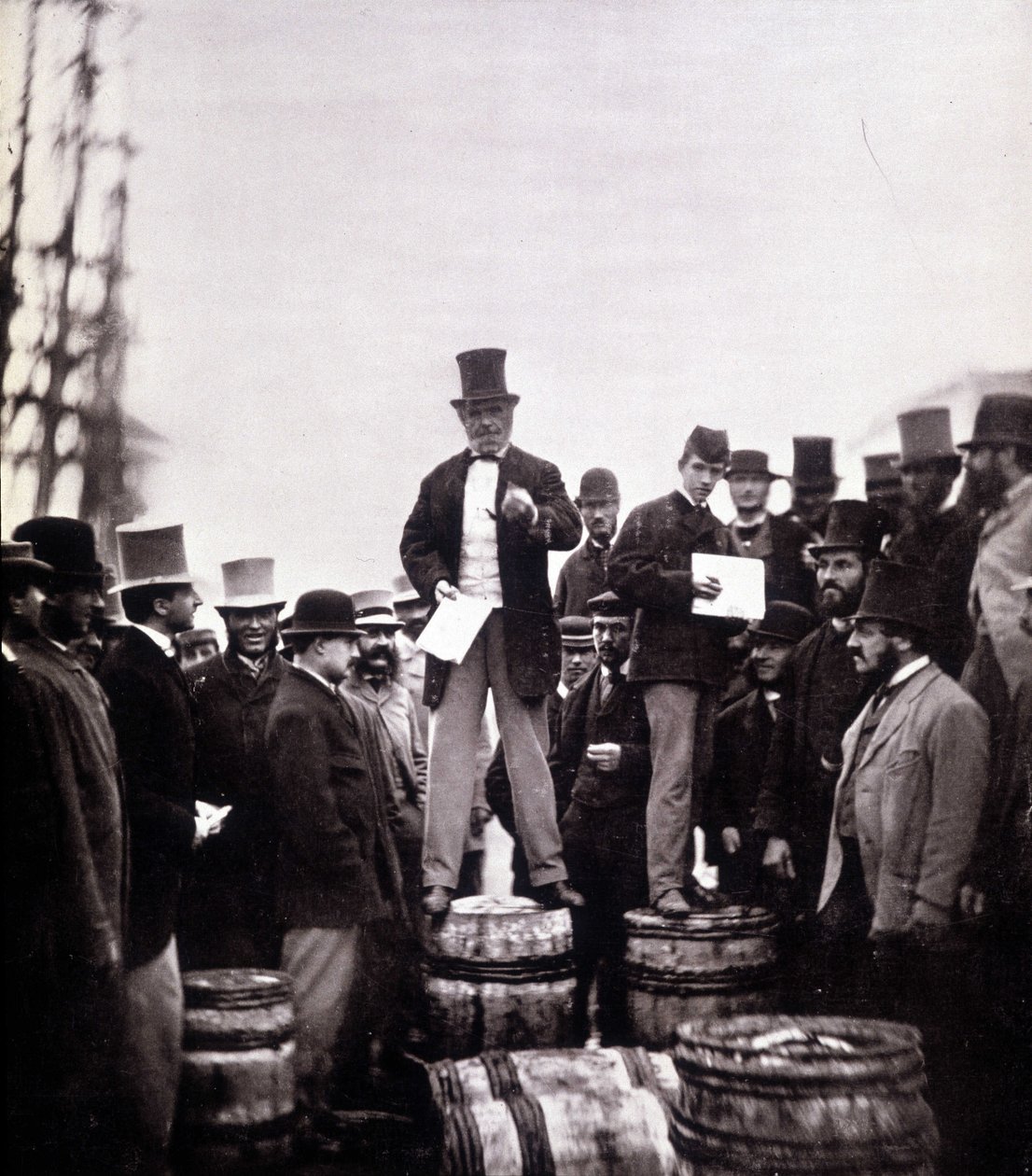 Scéna politického diskurzu na ulici: muž stojí na sudu a mluví k výhradně mužskému davu. Fotografie Williama Notmana (1826-1891), Musee McCord Museum, Montreal. Konec 19. století od William Notman