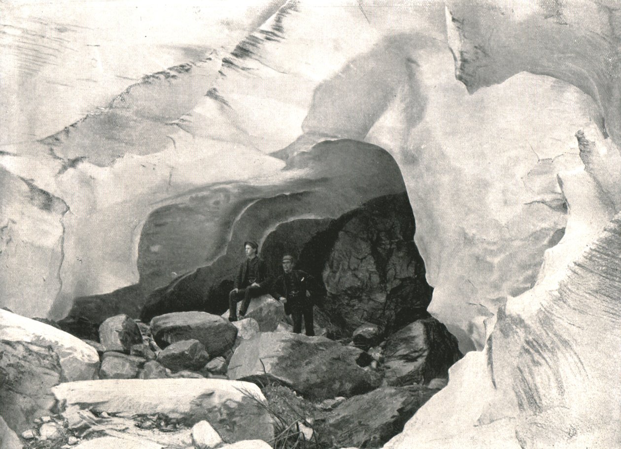 Skalnaté hory: ledová jeskyně ve Velkém ledovci, Mount Sir Donald, Kanada, 1895. od William Notman and Son